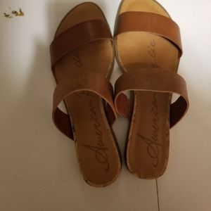 Women low heel sandals